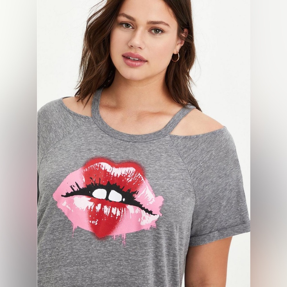 Torrid Lips Graphic Gray Classic Fit Triblend Cold Shoulder Top